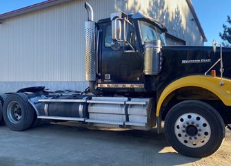 2016 Western Star 4900SF SemiTractor Truck